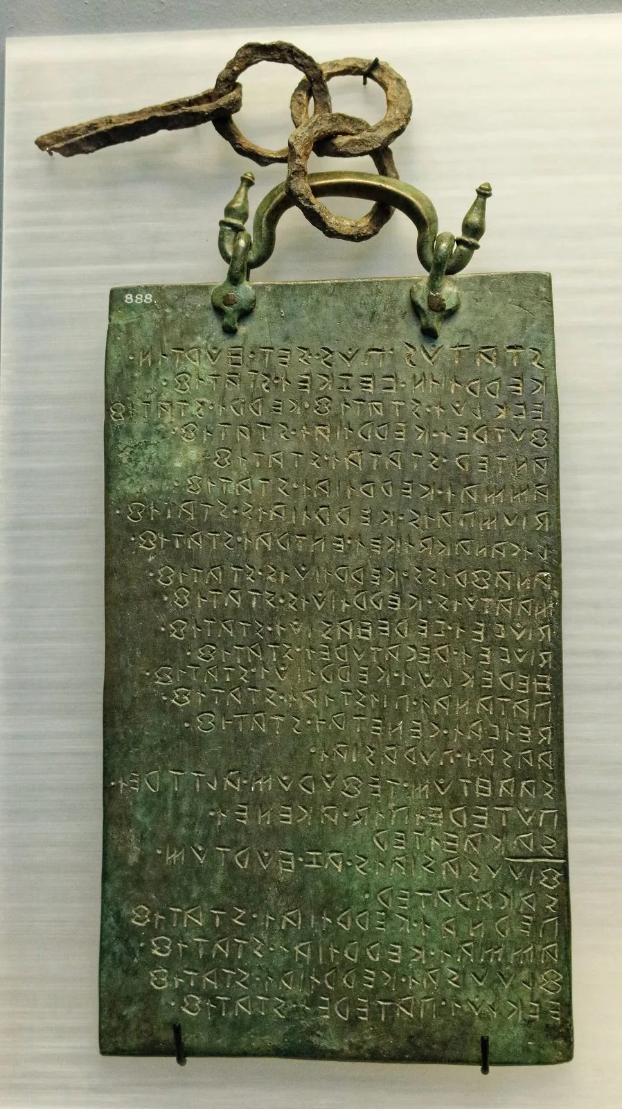La Tavola Osca di Agnone, lastra di bronzo verde incisa con caratteri osci, con maniglia e catena di ferro, esposta al British Museum
