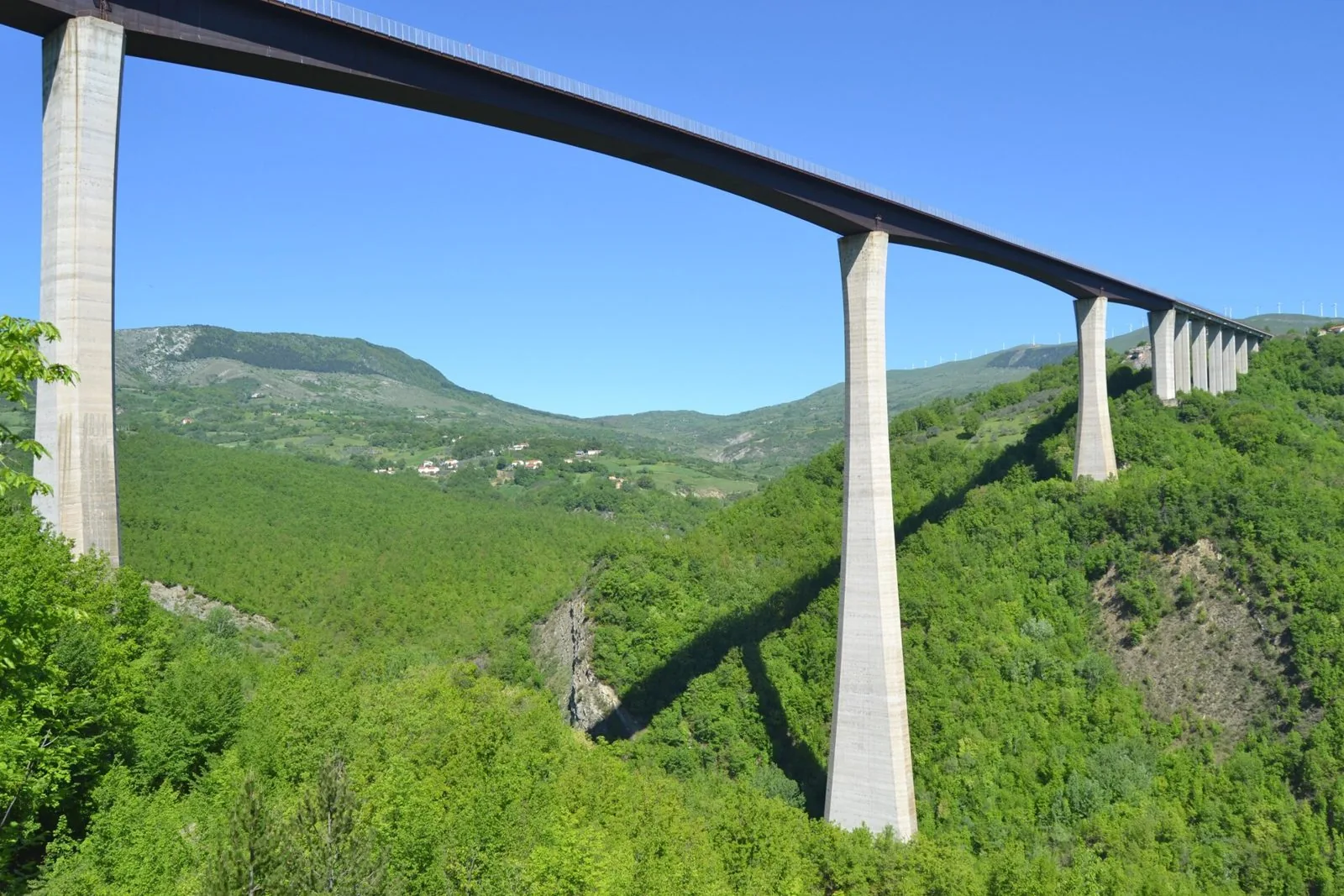Il viadotto Sente della strada statale 86 Istonia sospeso sopra una valle boscosa tra Molise e Abruzzo