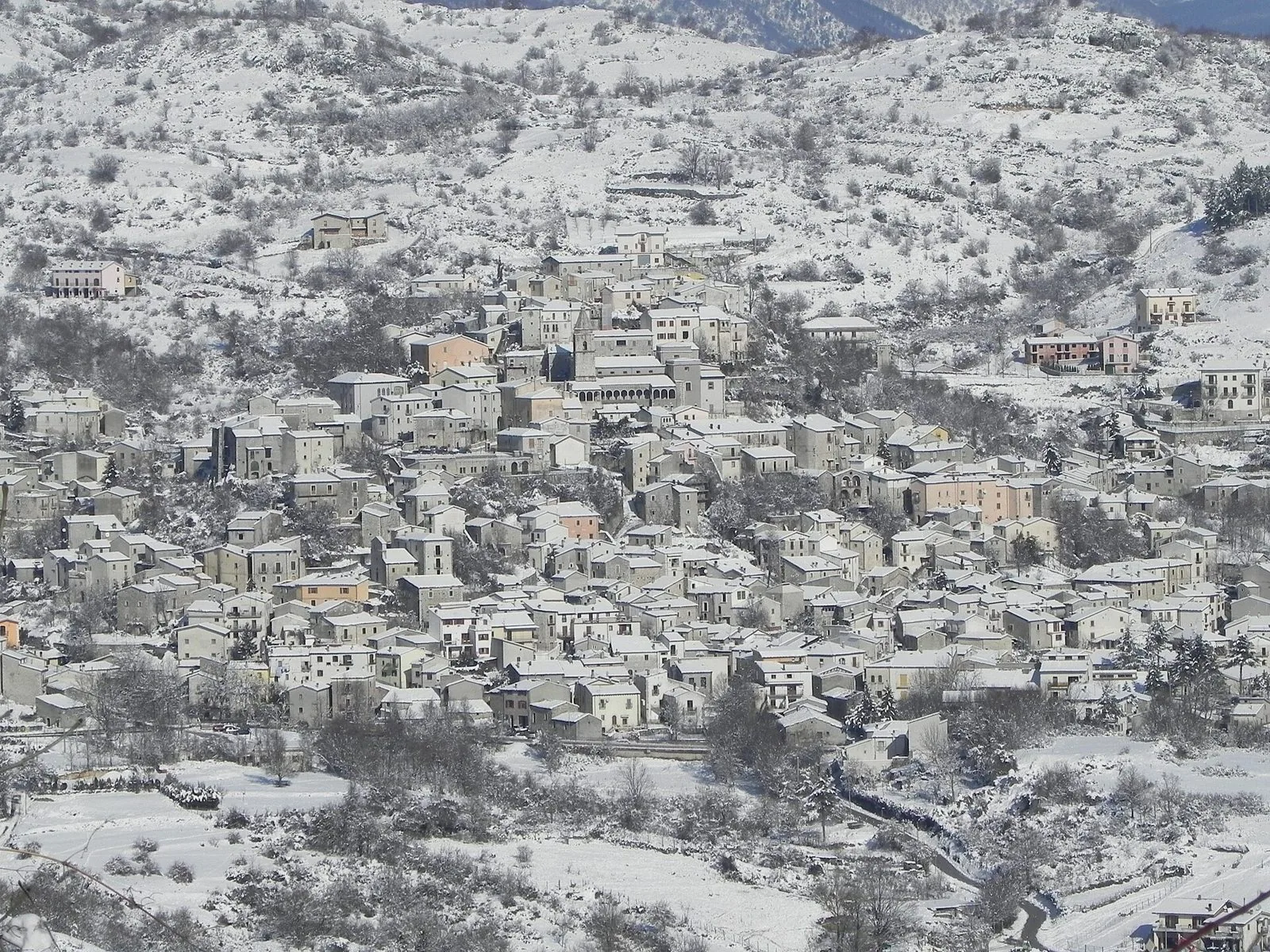 Il borgo di Montenero Val Cocchiara, in Alto Molise, con le case e le colline circostanti coperte di neve
